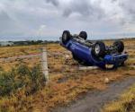 Termina en volcadura al ir a exceso de velocidad con el piso mojado