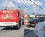 Microbus se queda sin frenos y choca contra varios vehículos en el boulevard Del Maestro en #Reynosa