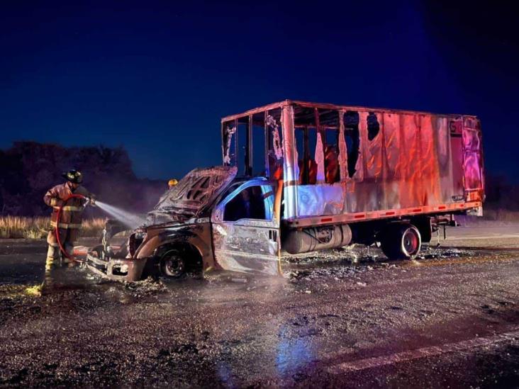 Se incendia camión en carretera federal Se incendia camión en carretera federal