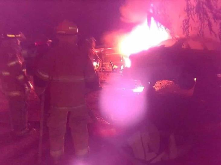 Fuego arrasa con yonque antes de llegada de bomberos Fuego arrasa con yonque antes de llegada de bomberos