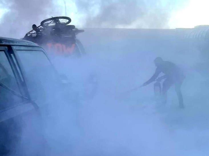 Estatales apagan camioneta que ardió cuando cargaba gasolina Estatales apagan camioneta que ardió cuando cargaba gasolina