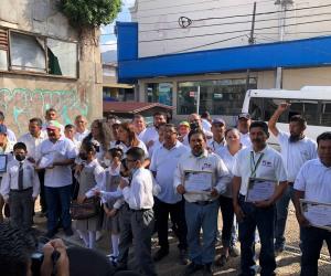 Reconocen trayectoria de carteros en su día