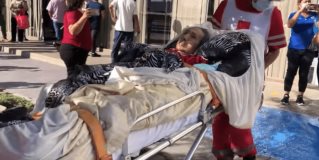 Llevan en ambulancia a señora a renovar su tarjeta a Banamex Reynosa
