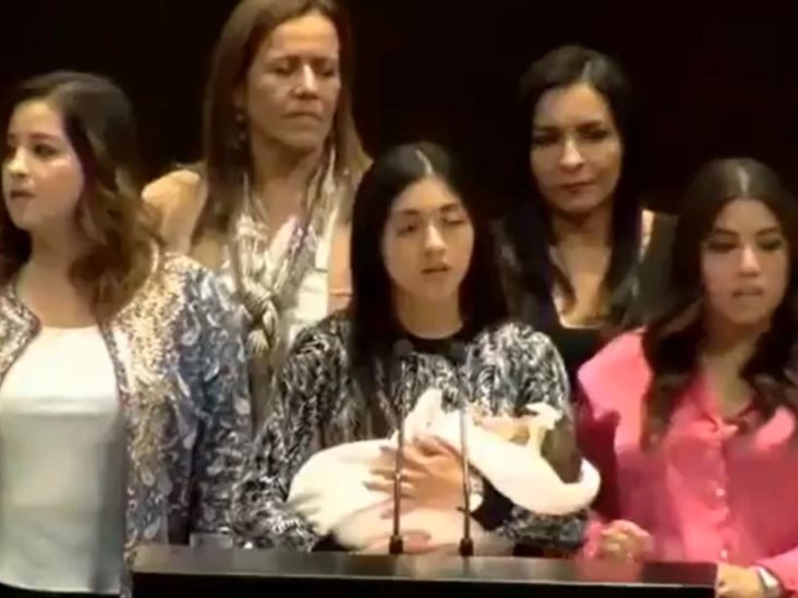 Diputada sube con bebé a tribuna y le piden bajarlo; ¿dónde lo dejo?, responde Diputada sube con bebé a tribuna y le piden bajarlo; ¿dónde lo dejo?, responde