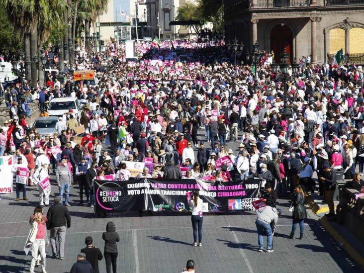 Marchan en defensa del INE Marchan en defensa del INE