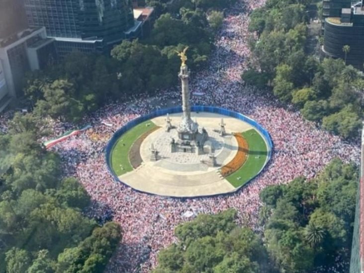 Arriban ciudadanos al Ángel de Independencia para marcha por el INE Arriban ciudadanos al Ángel de Independencia para marcha por el INE