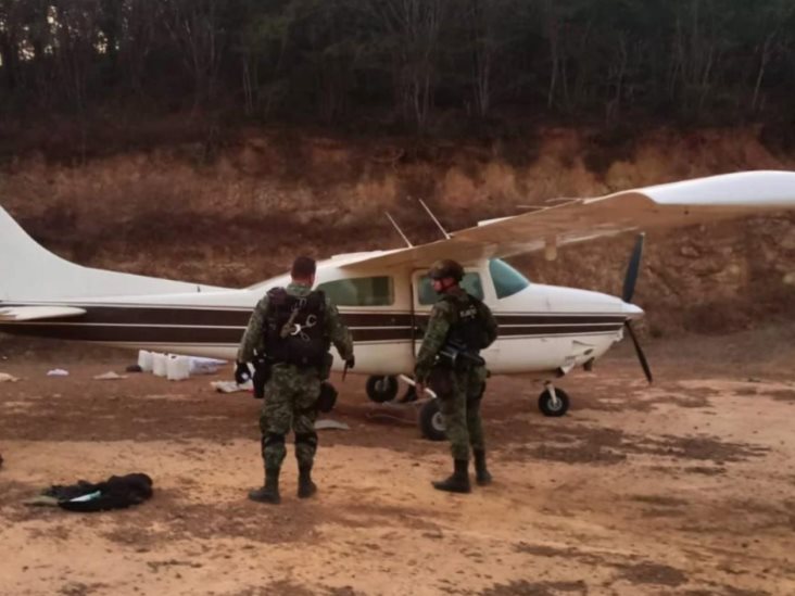 Aseguran aeronave con más de 300 kilos de posible cocaína en Durango Aseguran aeronave con más de 300 kilos de posible cocaína en Durango