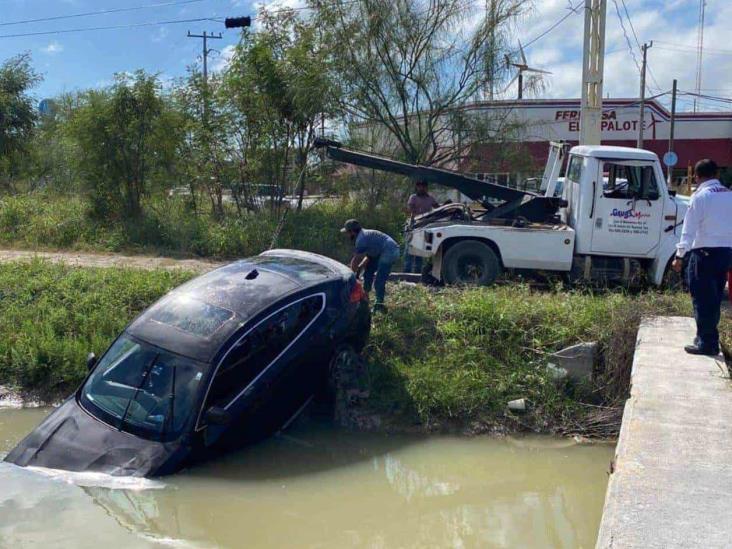 Evita chocar y cae a canal de aguas negras Evita chocar y cae a canal de aguas negras