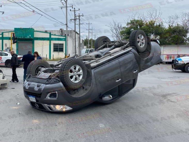 Termina camioneta volcada al registrarse una carambola Termina camioneta volcada al registrarse una carambola