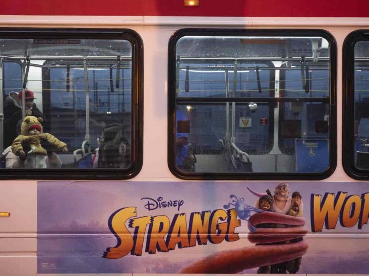Llega bus de migrantes con una niña enferma Llega bus de migrantes con una niña enferma