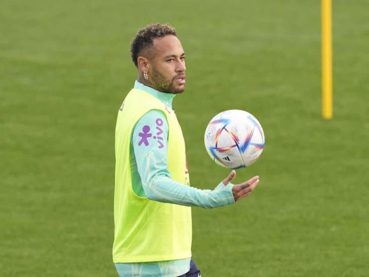 Entrena Neymar con Brasil tras un retraso en vuelo Entrena Neymar con Brasil tras un retraso en vuelo