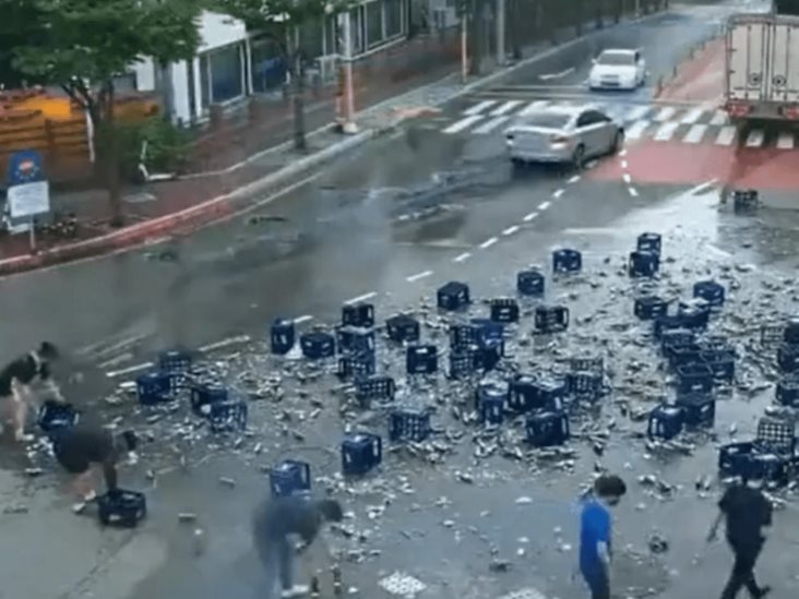 Coreanos ayudaron a chofer a limpiar cerveza que cayó de camión Coreanos ayudaron a chofer a limpiar cerveza que cayó de camión