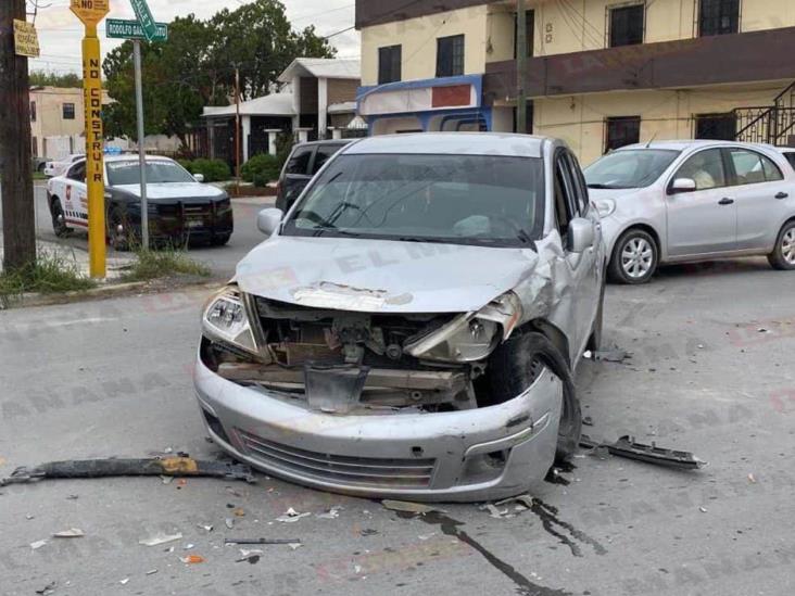 Se pasa alto y choca contra camioneta Se pasa alto y choca contra camioneta