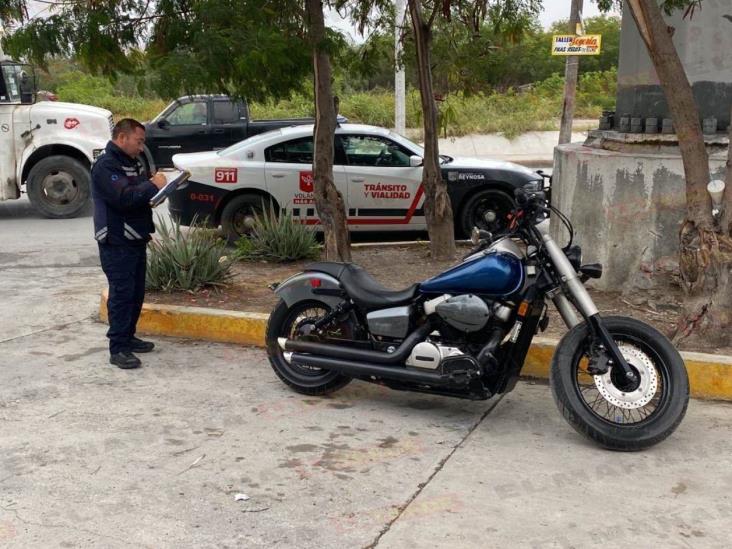 Impacta motociclista contra auto compacto Impacta motociclista contra auto compacto