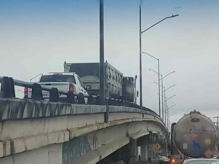 Queda tráiler varado en puente a desnivel Queda tráiler varado en puente a desnivel