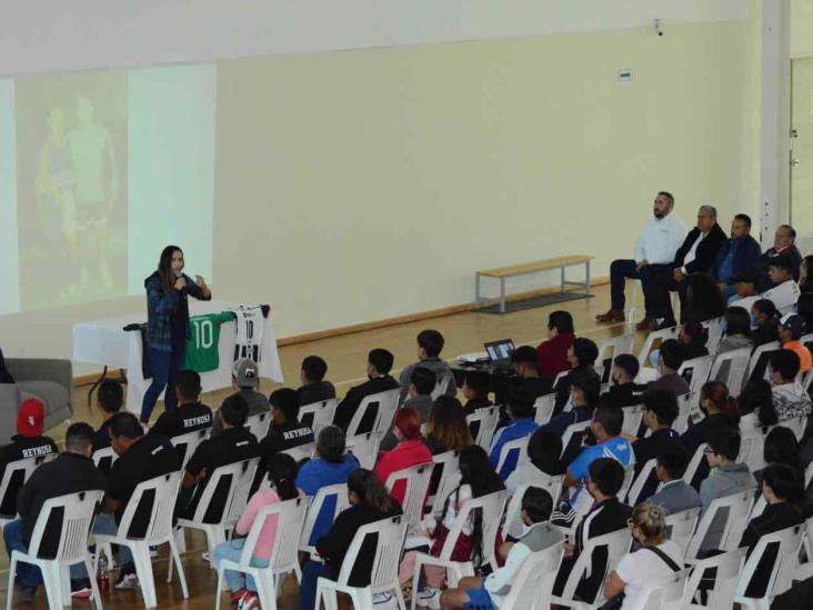 Dinora Garza comparte experiencias Dinora Garza comparte experiencias