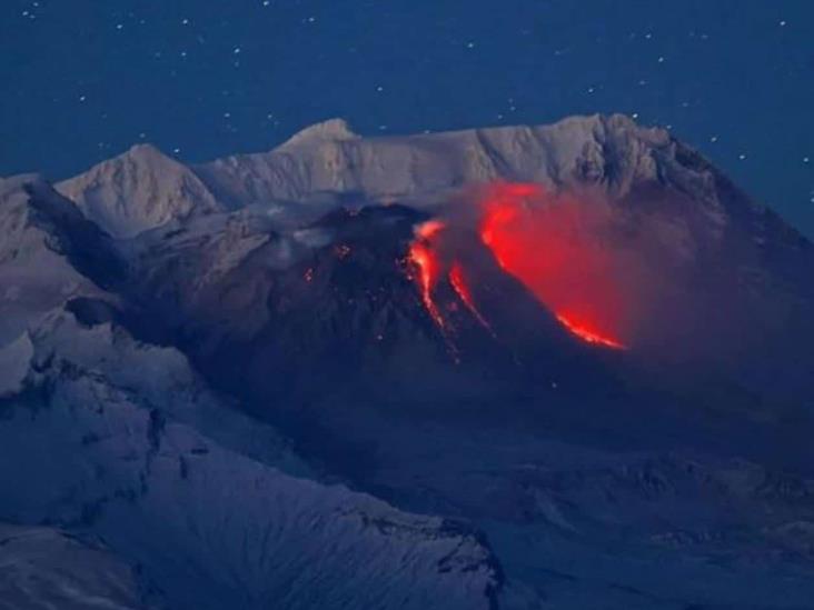Dos volcanes estallan en la península Kamchatka en Rusia Dos volcanes estallan en la península Kamchatka en Rusia