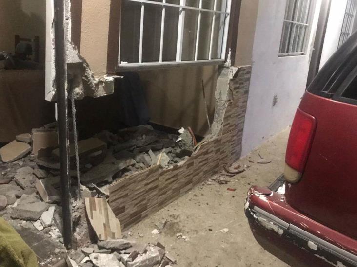 Se mete camioneta a vivienda Se mete camioneta a vivienda