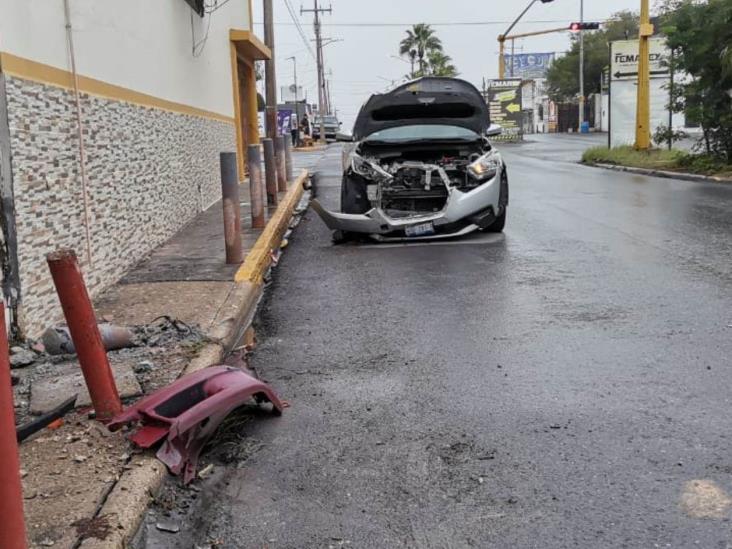 Se pasa luz roja, choca y se fuga Se pasa luz roja, choca y se fuga