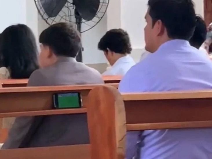Fingía estar atento en misa, pero lo cachan viendo el Mundial (Video) Fingía estar atento en misa, pero lo cachan viendo el Mundial (Video)