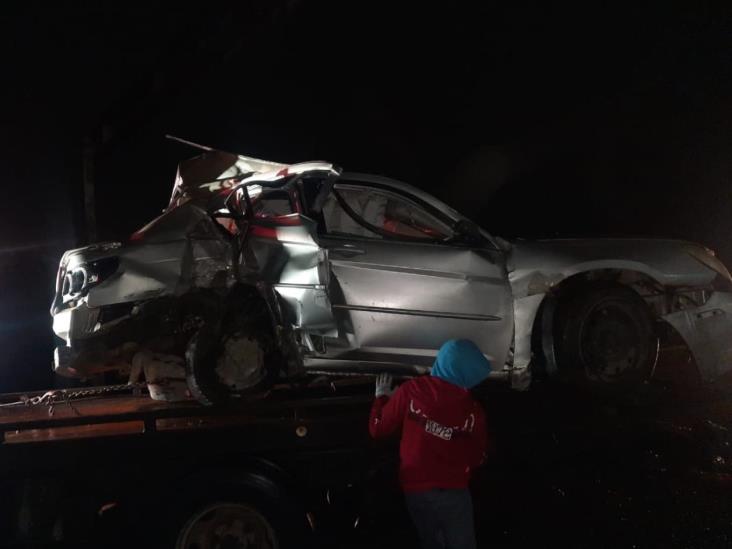 Abandona auto que chocó contra anuncio de bandera Abandona auto que chocó contra anuncio de bandera