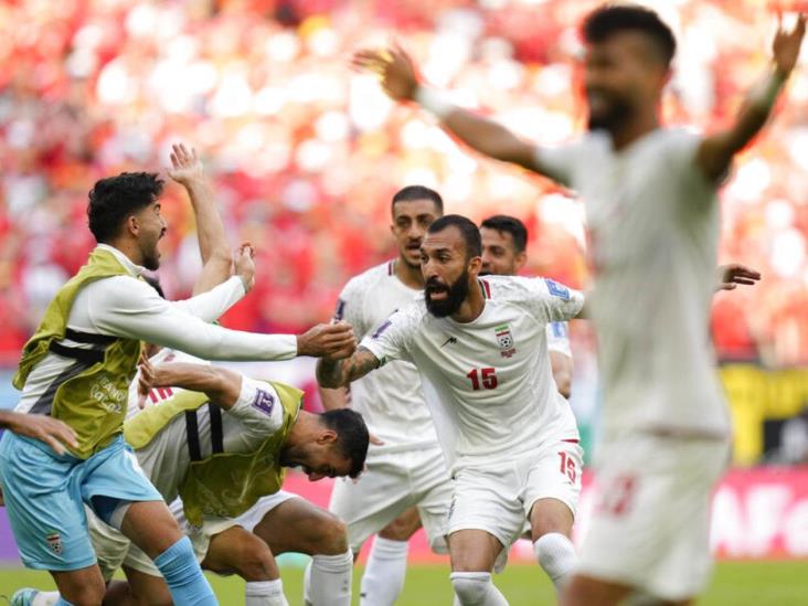 Irán derrota a Gales 2-0 con dos tantos en el descuento Irán derrota a Gales 2-0 con dos tantos en el descuento