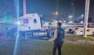 Trailero hace ´chuza´; caer a canal en huída Trailero hace ´chuza´; caer a canal en huída